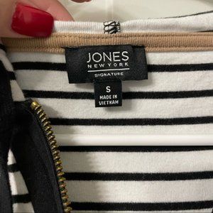 Jones New York White& Black Striped Hoodie with 3/4 Sleeves. Size: Small